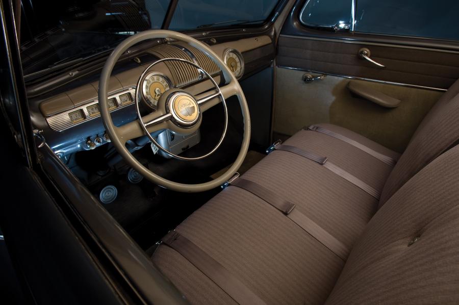  Ford Super DeLuxe Tudor Sedan 1947 года  (фото 10 из 10)